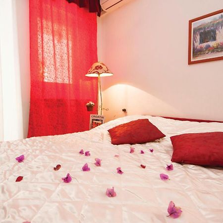 Cozy Apartment In Brodarica With Wifi Kültér fotó