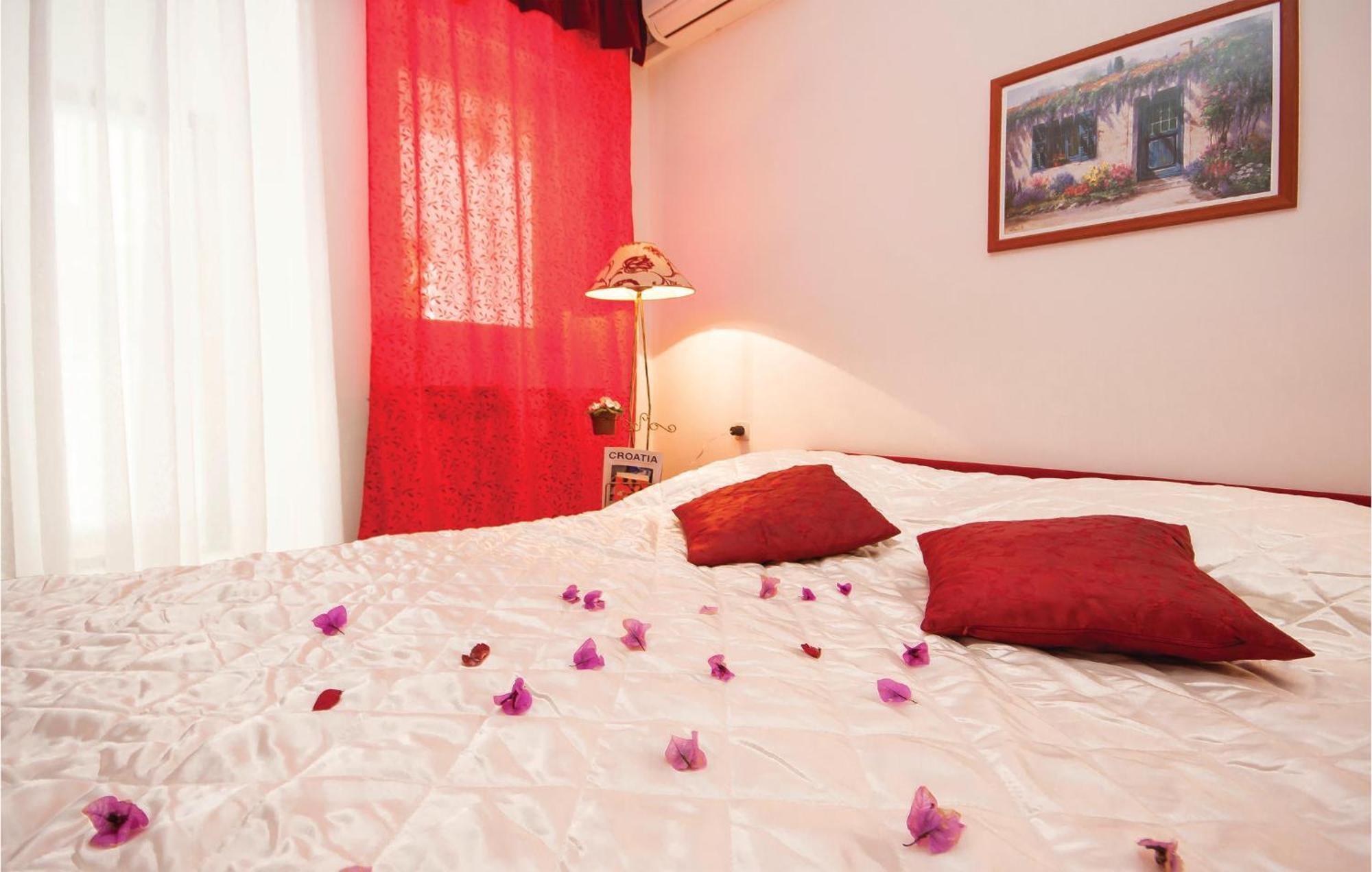 Cozy Apartment In Brodarica With Wifi Kültér fotó