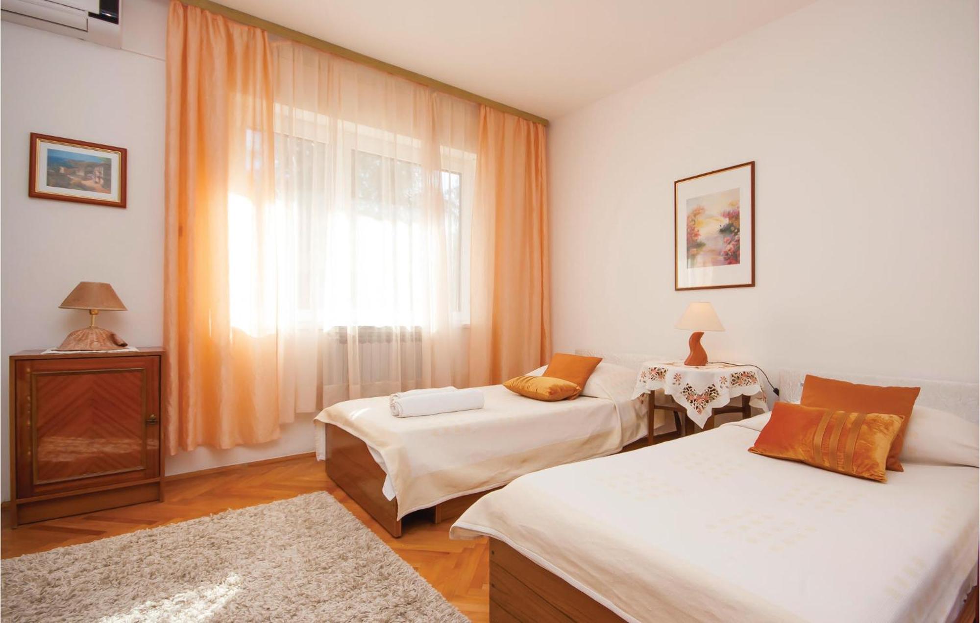 Cozy Apartment In Brodarica With Wifi Kültér fotó