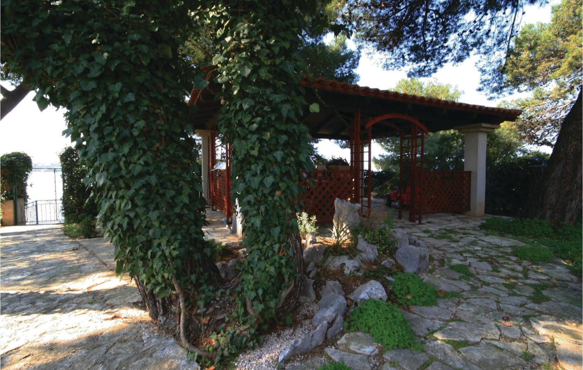 Cozy Apartment In Brodarica With Wifi Kültér fotó