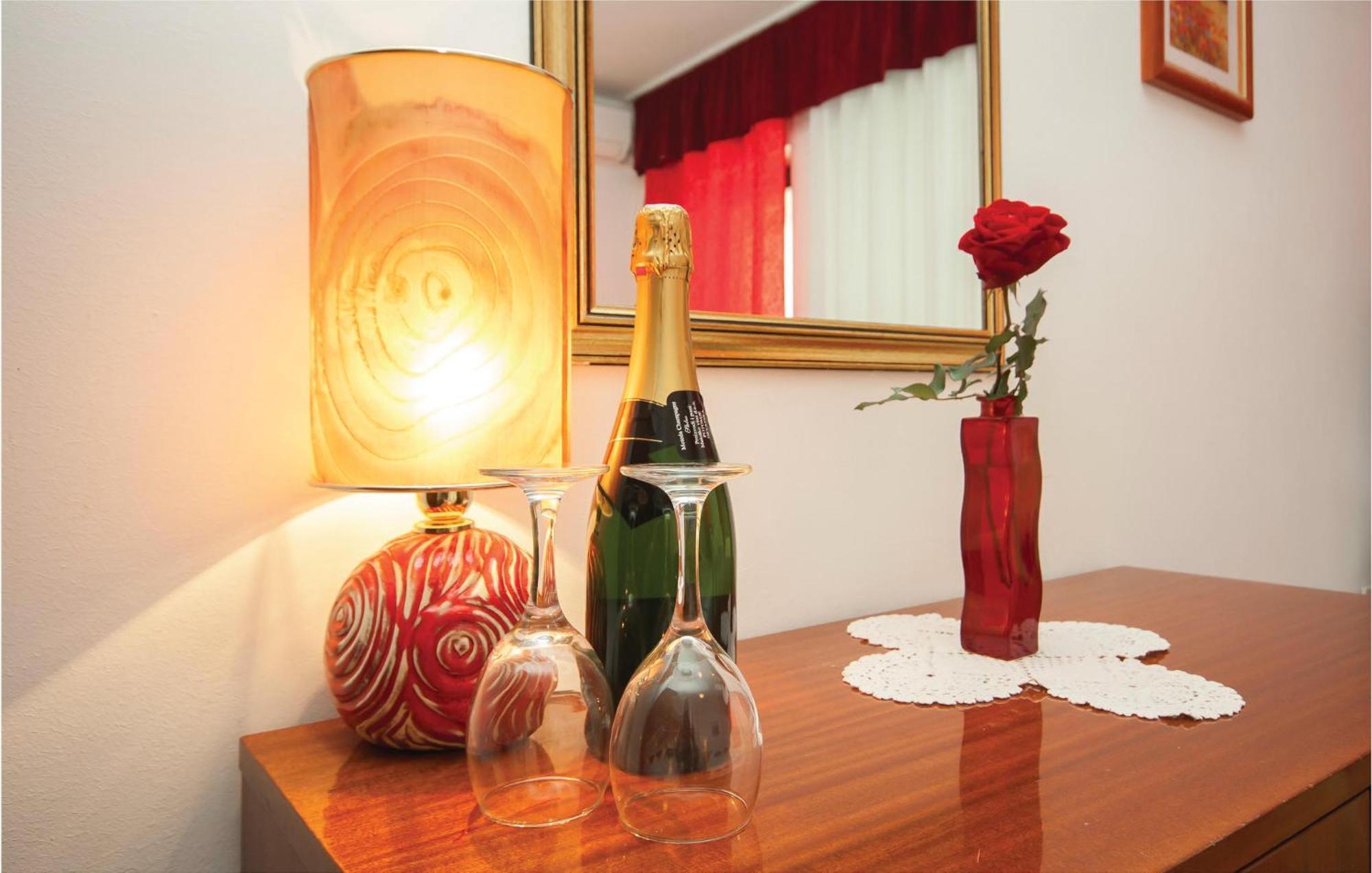 Cozy Apartment In Brodarica With Wifi Kültér fotó